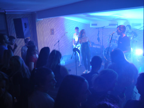 Koncert v baru Marina