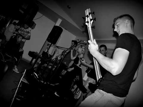 Band v polni akciji